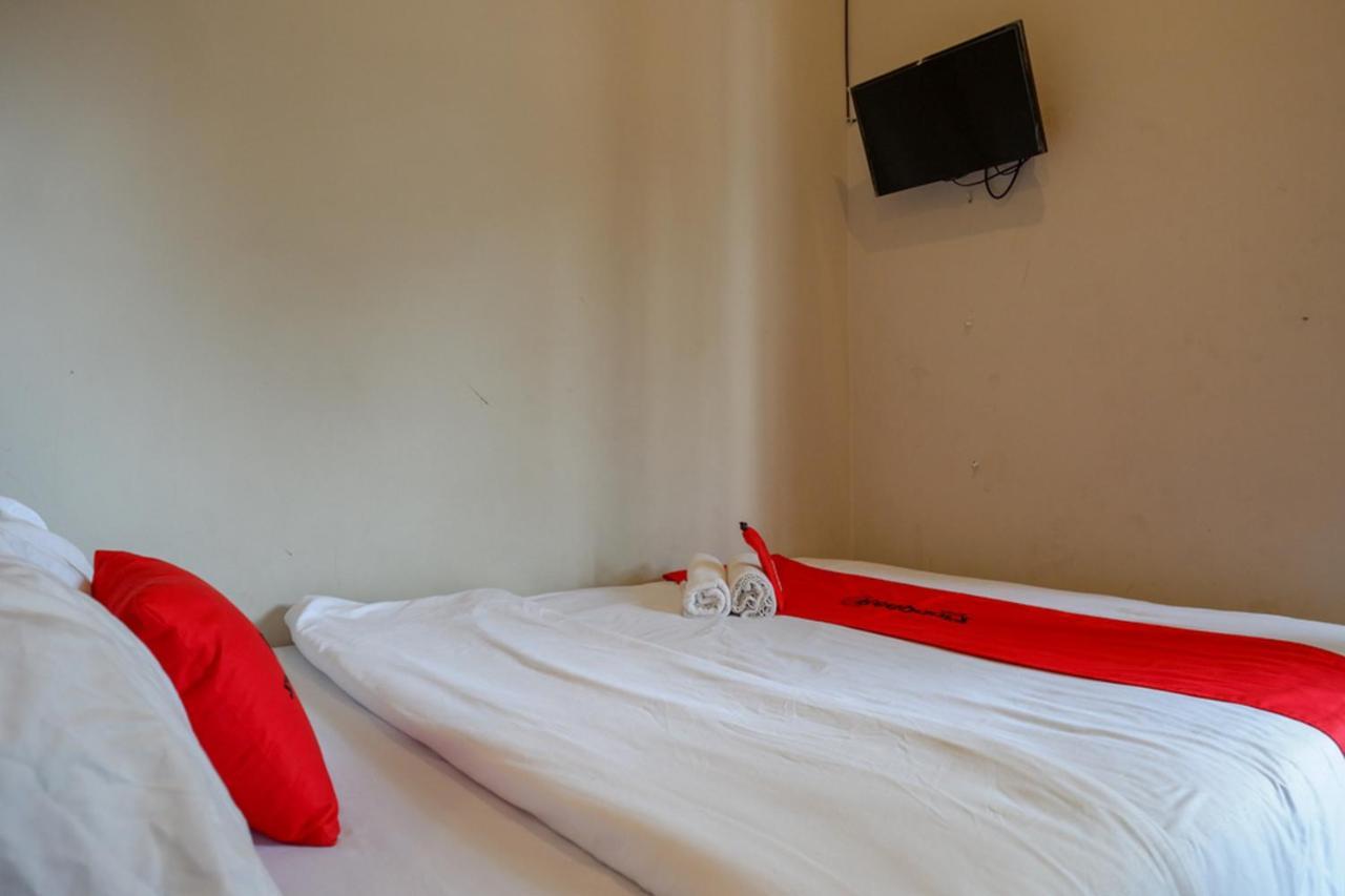 Reddoorz Near Stasiun Tawang Semarang Hotel Exterior photo
