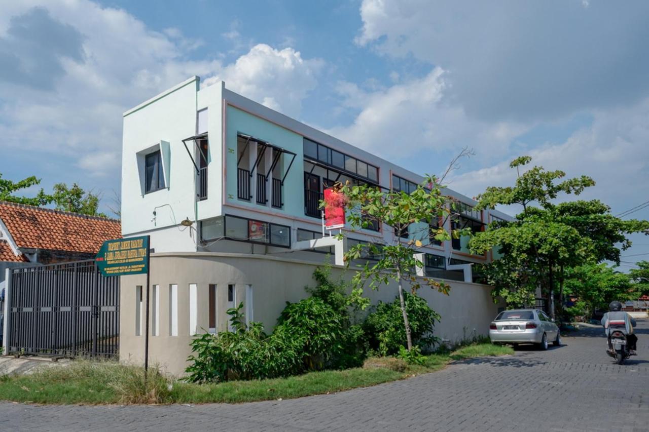 Reddoorz Near Stasiun Tawang Semarang Hotel Exterior photo