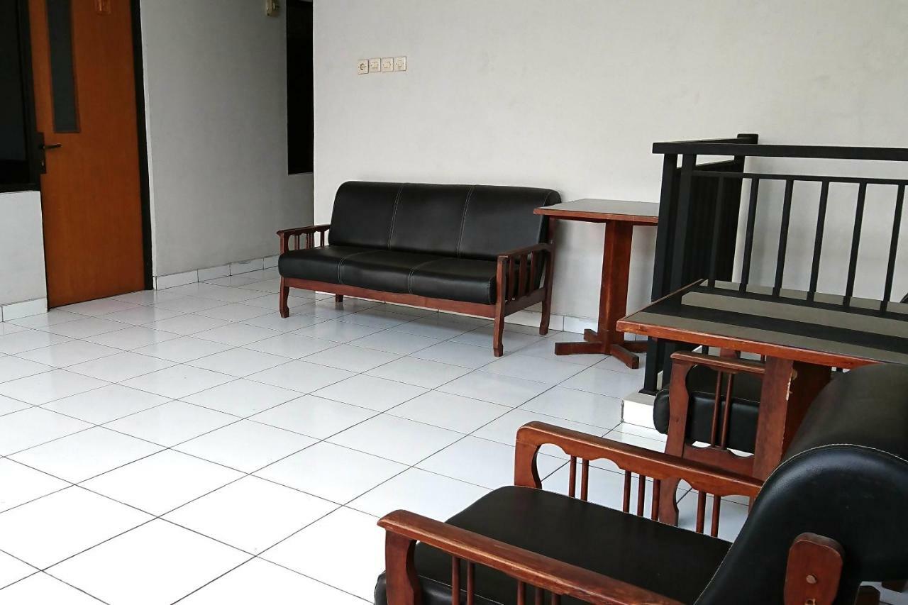 Reddoorz Near Stasiun Tawang Semarang Hotel Exterior photo